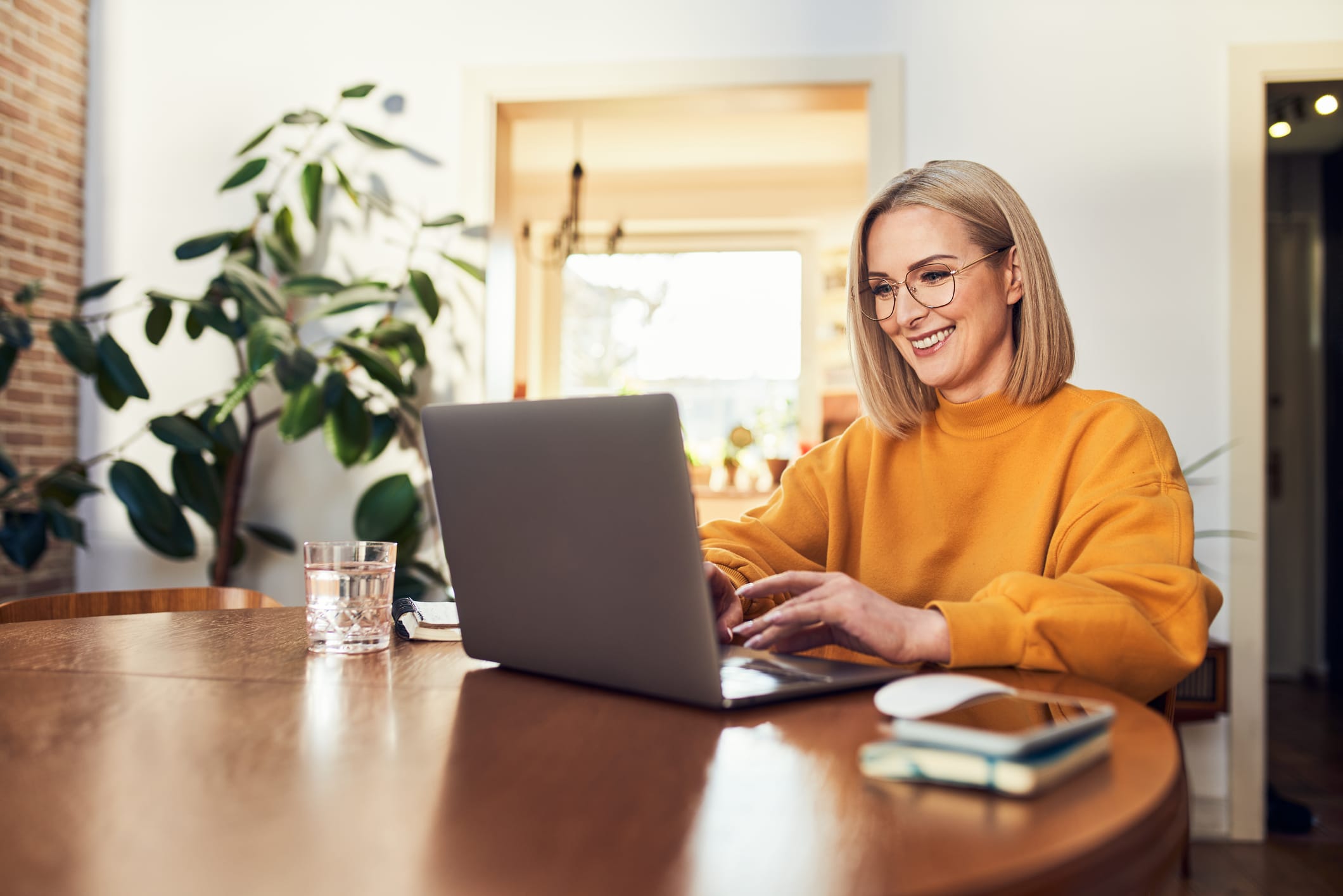 Female freelancer working on a laptop in a cafe.